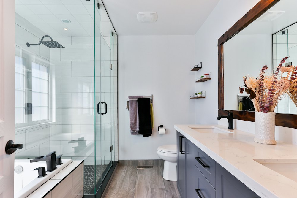 Salle de bain moderne avec douche à l'italienne vitrée